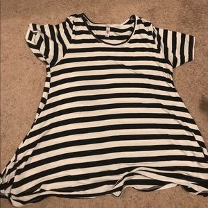 Black and white LuLaRoe Perfect T-shirt. Size XL